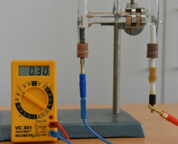 Obr. 2 Měření elektromotorického napětí na Hofmannově přístroji po ukončení elektrolýzy (vlevo anoda, vpravo katoda)