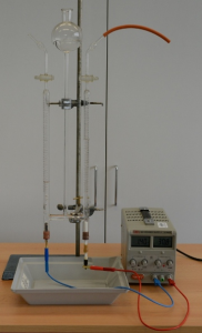 Obr. 1 Probíhající elektrolýza vody v Hofmannově přístroji (vlevo katoda, vpravo anoda)