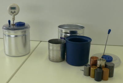 Obr. 1 Směšovací kalorimetr s&nbsp;příslušenstvím