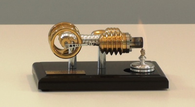 Obr. 1 Školní model Stirlingova motoru
