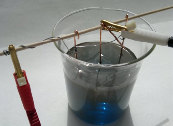 Obr. 2 Připojení vodičů k elektrodám, které jsou ponořeny do poměďovací lázně